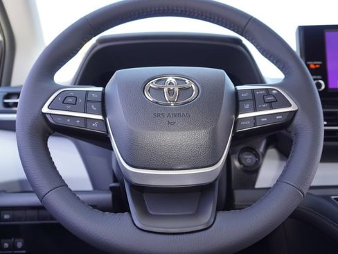 Certified 2026 Toyota Sienna XLE FWD image 22
