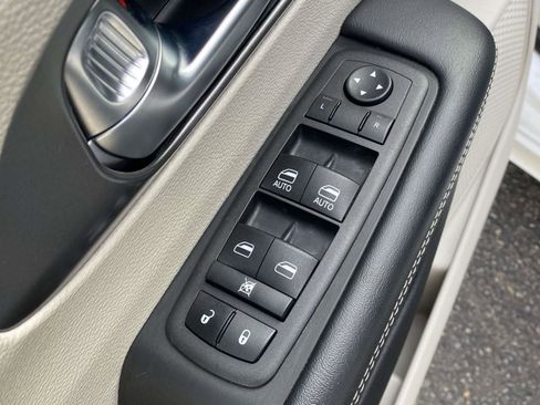 Used 2023 Chrysler Pacifica Touring-L image 19