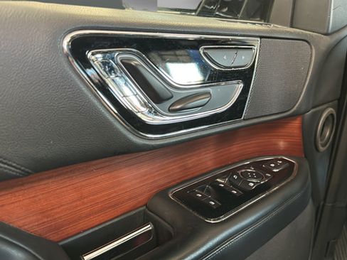 Used 2018 Lincoln Navigator Select AWD/4WD image 20