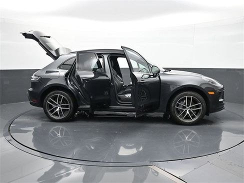 Used 2025 Porsche Macan image 36