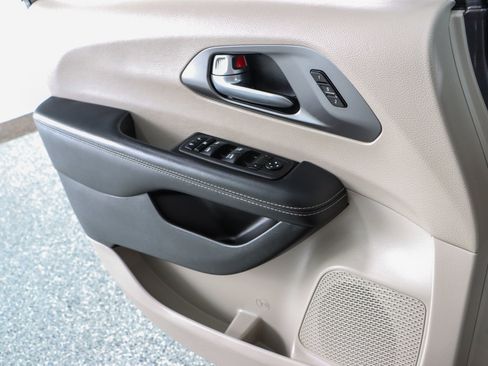 Used 2023 Chrysler Pacifica Touring-L FWD image 21
