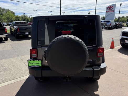 Used 2018 Jeep Wrangler Unlimited Rubicon w/ Connectivity Group AWD/4WD image 5