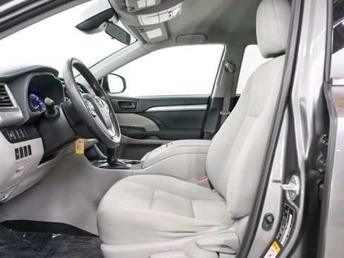 Used 2018 Toyota Highlander LE AWD/4WD image 22