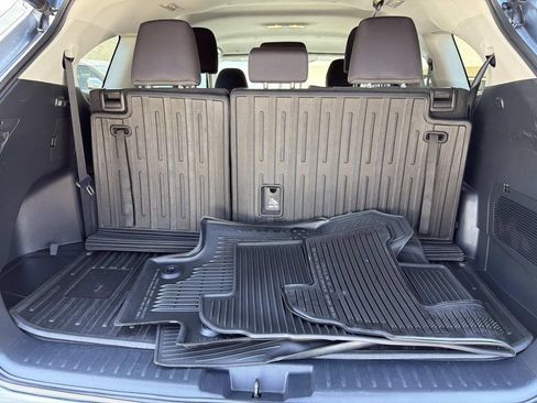 Used 2021 Toyota Highlander LE FWD image 6