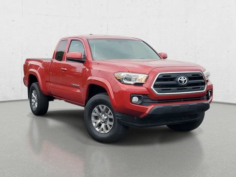 Used 2017 Toyota Tacoma SR5 AWD/4WD image 2