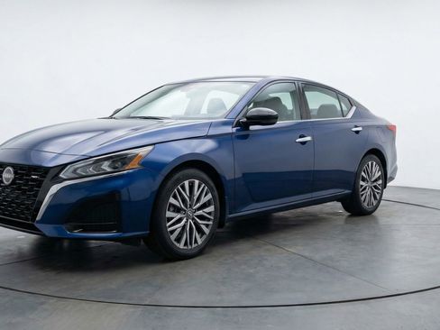 Used 2025 Nissan Altima 2.5 SV image 3