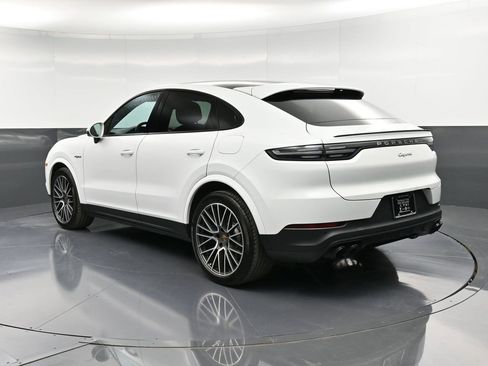 Certified 2022 Porsche Cayenne E-Hybrid Coupe image 3