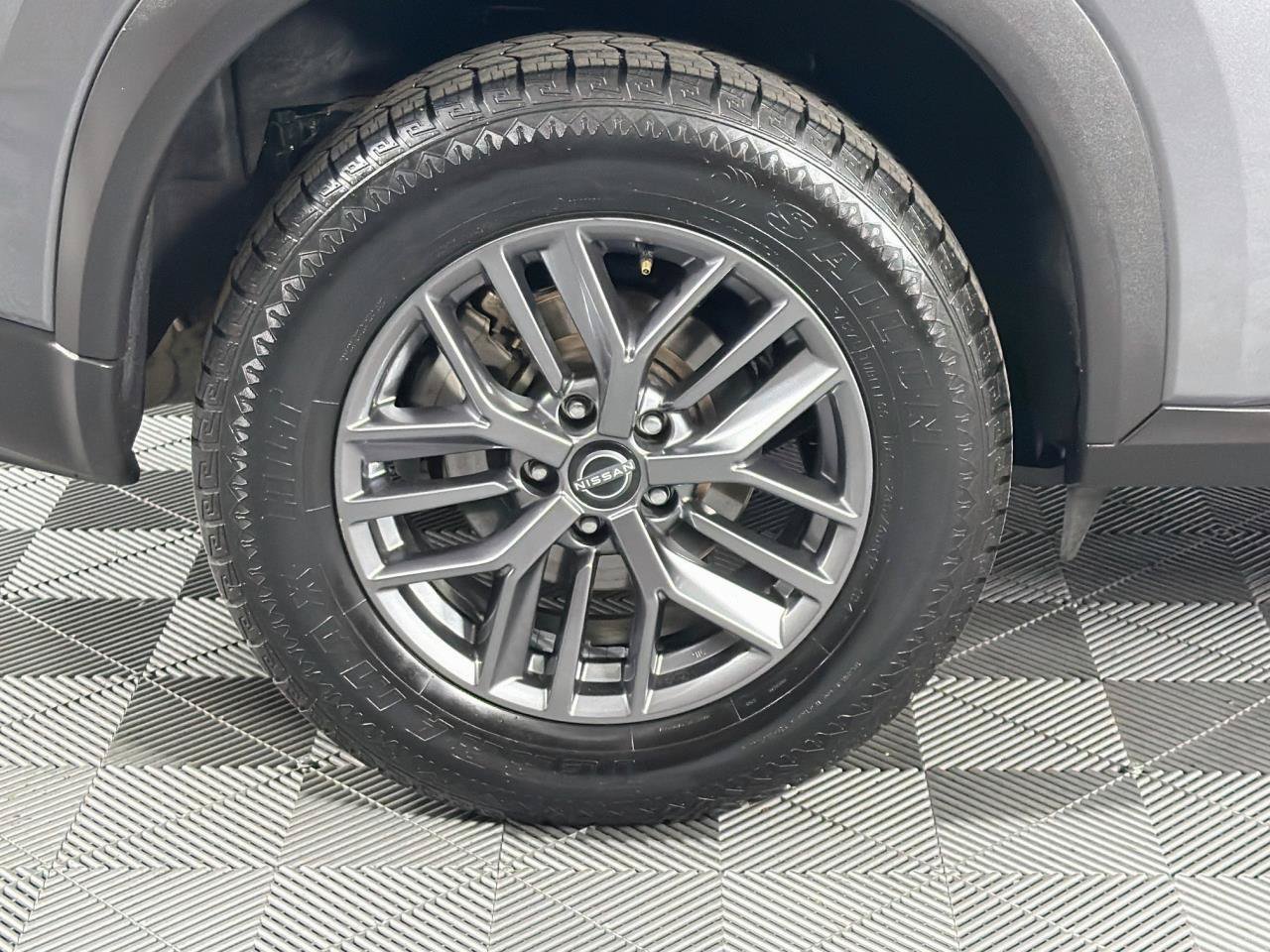 Used 2023 Nissan Rogue S AWD/4WD image 29