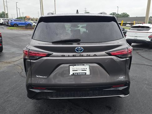 Used 2022 Toyota Sienna XSE FWD image 4