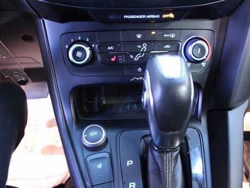 Used 2015 Ford Focus SE w/ SE Winter Package image 16