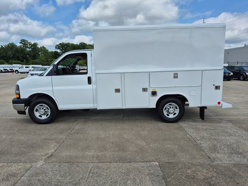New 2026 Chevrolet Express 3500 w/ Power Convenience Package RWD image 4