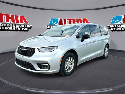 Used 2026 Chrysler Pacifica Select