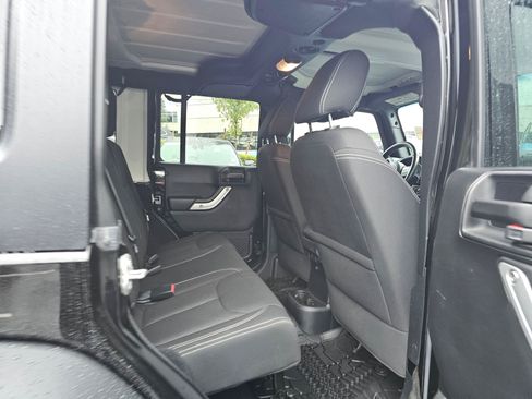 Used 2016 Jeep Wrangler Unlimited Rubicon w/ Connectivity Group AWD/4WD image 16