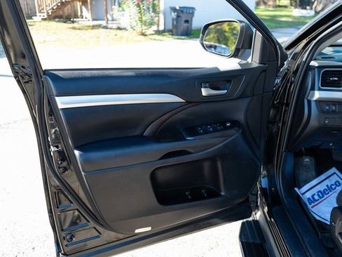 Used 2019 Toyota Highlander XLE image 11