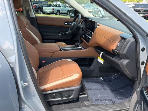 New 2026 Nissan Pathfinder Platinum FWD image 15