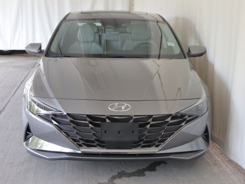Used 2022 Hyundai Elantra Limited w/ Cargo Package FWD image 4