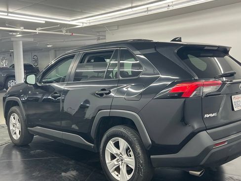 Used 2021 Toyota RAV4 XLE FWD image 5