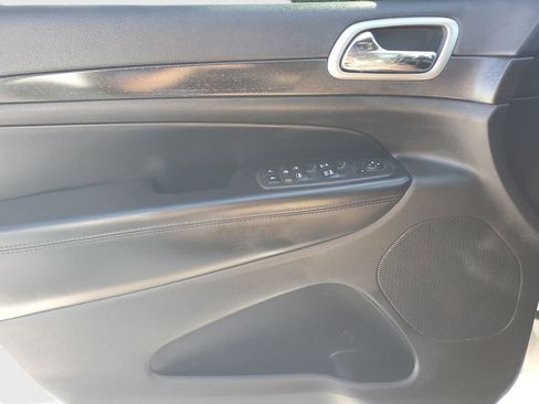 Used 2018 Jeep Grand Cherokee Altitude RWD image 31