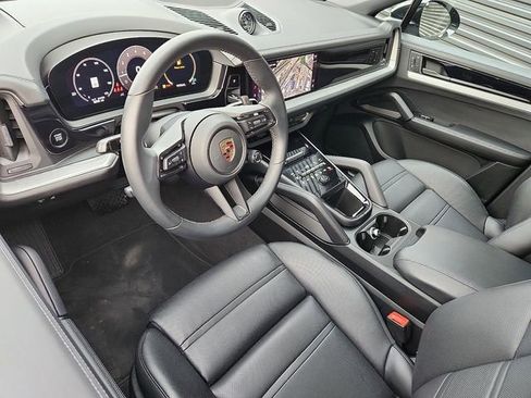 Certified 2024 Porsche Cayenne Coupe image 4