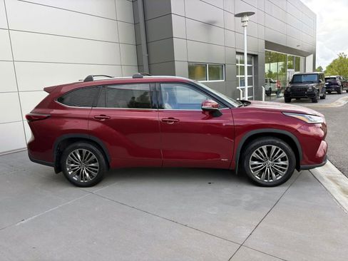 Used 2022 Toyota Highlander Platinum AWD/4WD image 4