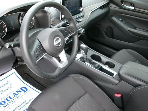Used 2025 Nissan Altima 2.5 SV FWD image 12