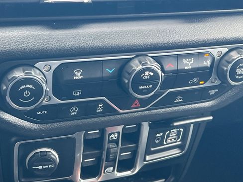 Used 2024 Jeep Gladiator Sport AWD/4WD image 16