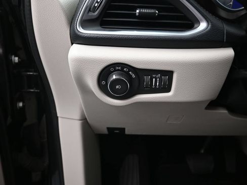 Used 2017 Chrysler Pacifica Limited w/ UConnect Theater Package FWD image 12