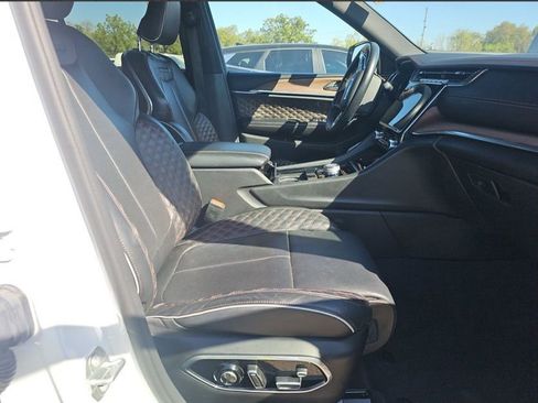 Used 2022 Jeep Grand Cherokee Summit image 10