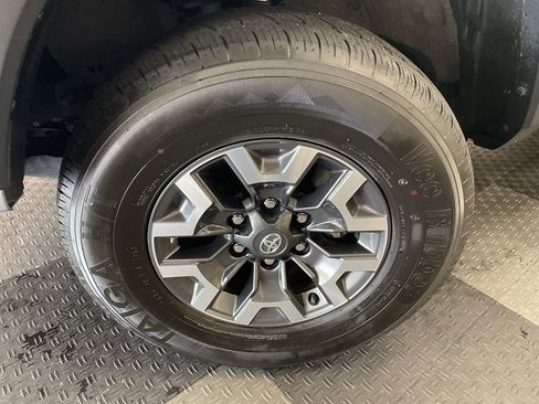 Used 2023 Toyota Tacoma TRD Off-Road w/ Technology Package image 4