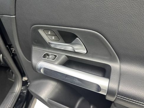 Used 2025 Mercedes-Benz GLB 250 4MATIC image 42
