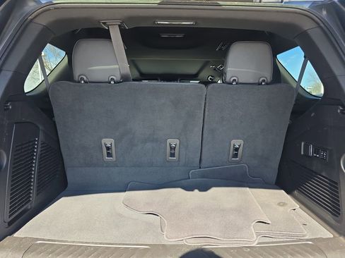 Used 2023 GMC Yukon SLT w/ SLT Luxury Package image 18