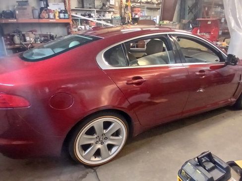 Used 2011 Jaguar XF image 3