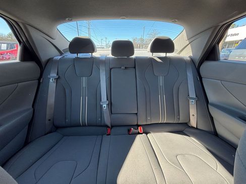 Used 2025 Hyundai Elantra SEL image 40