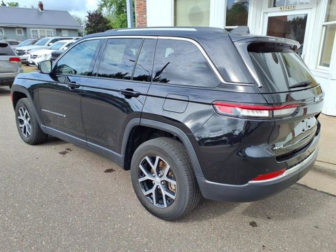 Used 2023 Jeep Grand Cherokee Limited image 7