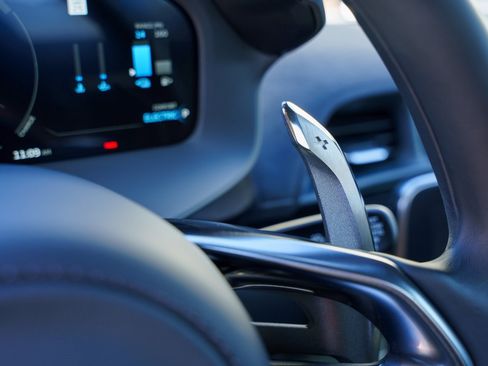 Used 2025 McLaren Artura image 11