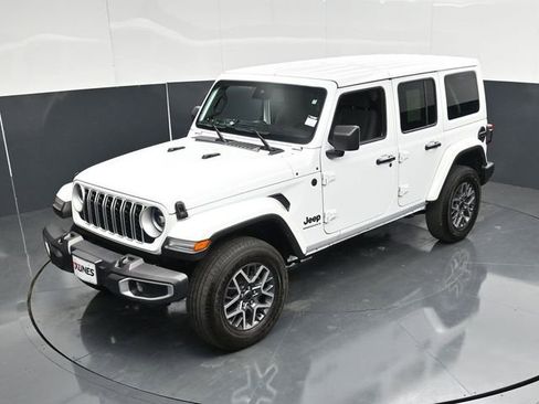 Used 2025 Jeep Wrangler Unlimited Sahara AWD/4WD image 47