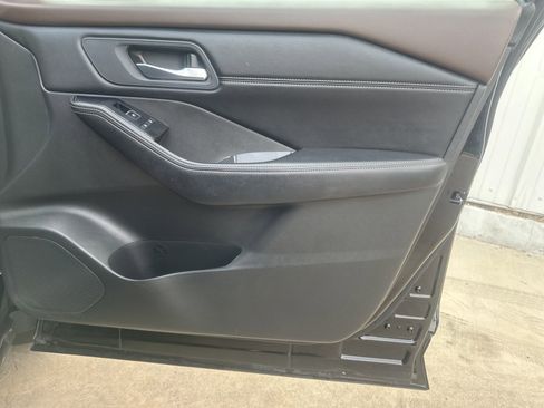 Used 2023 Nissan Rogue SL w/ SL Premium Package image 17