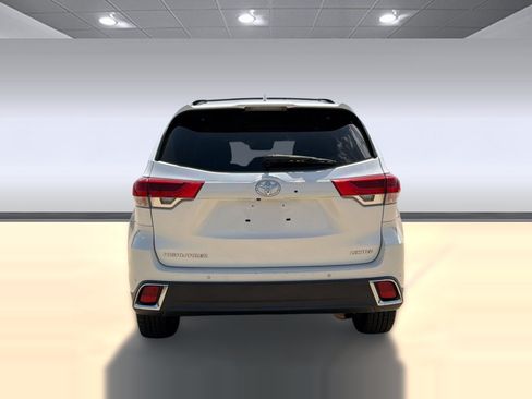 Used 2018 Toyota Highlander Limited Platinum FWD image 10