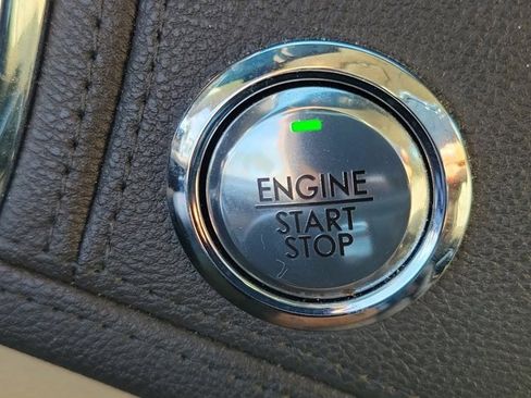 Used 2017 Lincoln Continental Select image 31