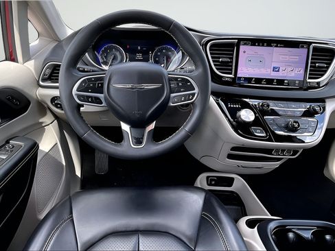Certified 2023 Chrysler Pacifica Touring-L FWD image 8
