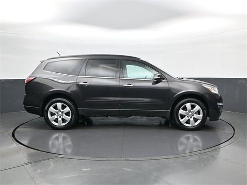 Certified 2017 Chevrolet Traverse LT w/ Style and Technology Package image 4