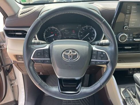 Used 2021 Toyota Highlander XLE FWD image 17