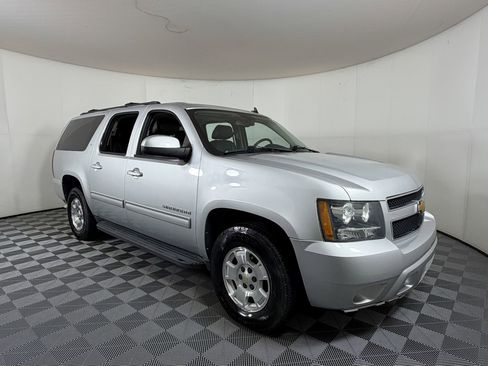 Used 2014 Chevrolet Suburban LT RWD image 1