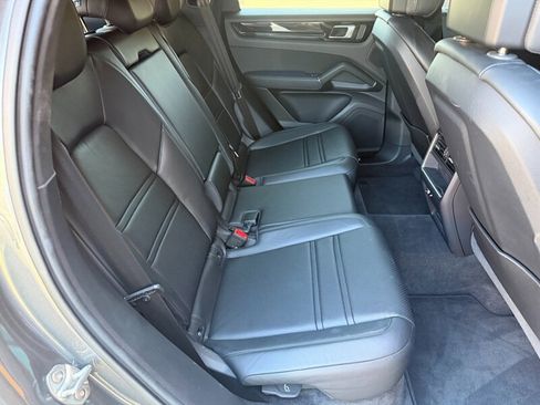Used 2023 Porsche Cayenne Platinum Edition image 15