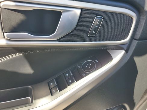 Used 2023 Ford Explorer XLT image 24