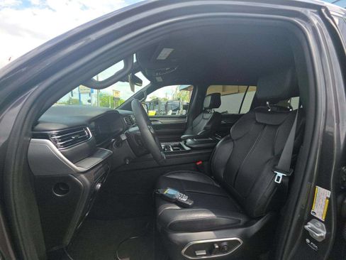 Used 2025 Jeep Wagoneer Series II RWD image 2