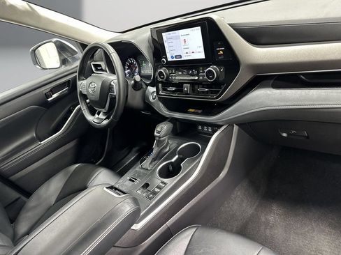 Used 2025 Toyota Highlander XLE FWD image 16