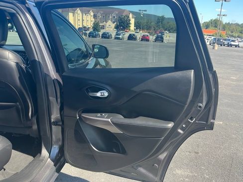 Used 2019 Jeep Cherokee Limited AWD/4WD image 33