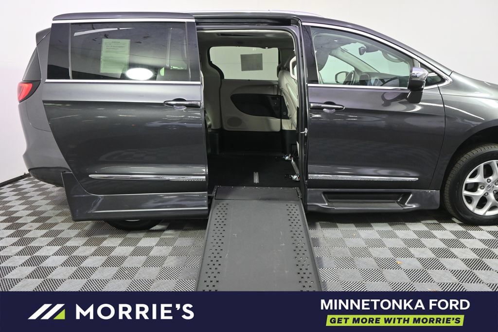 Used 2017 Chrysler Pacifica Limited FWD image 26