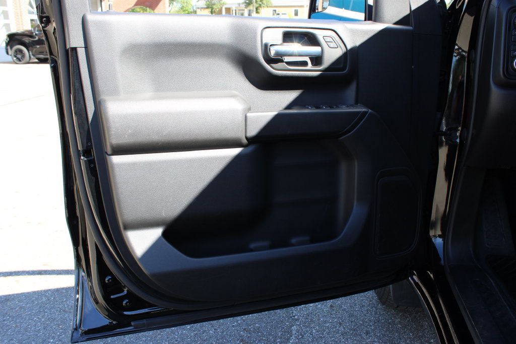 Used 2022 Chevrolet Silverado 1500 Custom w/ LPO, Dark Essentials Package AWD/4WD image 9